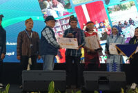 Relima Kota Mataram, Mohamad Baihaqi saat menerima penghargaan kategori Relawan Literasi Inspiratif se-Indonesia dan penghargaan penulisan esai praktik baik dari Perpurnas RI.