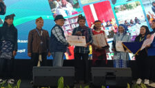 Relima Kota Mataram, Mohamad Baihaqi saat menerima penghargaan kategori Relawan Literasi Inspiratif se-Indonesia dan penghargaan penulisan esai praktik baik dari Perpurnas RI.