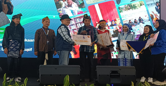 Relima Kota Mataram, Mohamad Baihaqi saat menerima penghargaan kategori Relawan Literasi Inspiratif se-Indonesia dan penghargaan penulisan esai praktik baik dari Perpurnas RI.