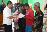 Wabup Lotim, HM Edwin Hadiwijaya Saat menyerahkan tanda kepesertaan Jamsostek.