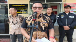 Direktur Reskrimum Polda NTB, Kombes Pol Syarif Hidayat, saat memberikan keterangan pada saat konferensi pers di Mapolda NTB, Jumat (14/11/2025). 