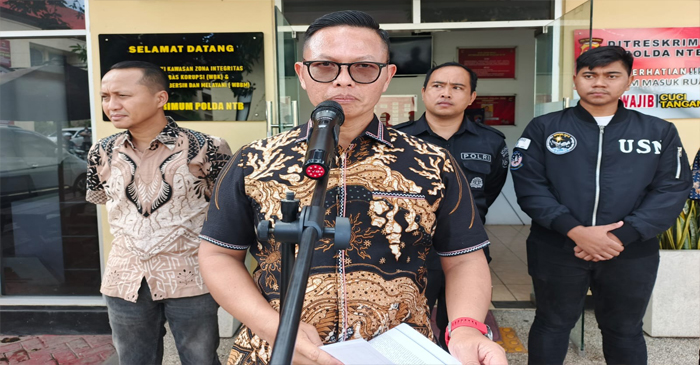 Direktur Reskrimum Polda NTB, Kombes Pol Syarif Hidayat, saat memberikan keterangan pada saat konferensi pers di Mapolda NTB, Jumat (14/11/2025). 