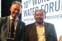 Prof Yusron Saadi, S.T., M.Sc., Ph.D., (kanan) bersama Mr. Alan AtKisson Executive Secretary sekaligus Chief Executive Officer (CEO) The Global Water Partnership (kiri) saat mengikuti 10th World Water Forum di Bali International Convention Center tanggal 18-25 Mei 2024.
