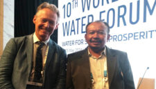 Prof Yusron Saadi, S.T., M.Sc., Ph.D., (kanan) bersama Mr. Alan AtKisson Executive Secretary sekaligus Chief Executive Officer (CEO) The Global Water Partnership (kiri) saat mengikuti 10th World Water Forum di Bali International Convention Center tanggal 18-25 Mei 2024.