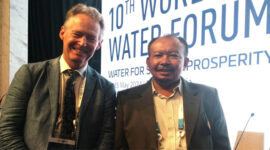 Prof Yusron Saadi, S.T., M.Sc., Ph.D., (kanan) bersama Mr. Alan AtKisson Executive Secretary sekaligus Chief Executive Officer (CEO) The Global Water Partnership (kiri) saat mengikuti 10th World Water Forum di Bali International Convention Center tanggal 18-25 Mei 2024.