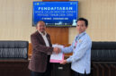 Prof Yusron Saadi, ST., M.Sc., Ph.D saat menyerahkan berkas persyaratan sebagai bakal calon Rektor Universitas Mataram (Unram) untuk periode 2026–2030 kepada pihak panitia.