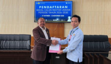 Prof Yusron Saadi, ST., M.Sc., Ph.D saat menyerahkan berkas persyaratan sebagai bakal calon Rektor Universitas Mataram (Unram) untuk periode 2026–2030 kepada pihak panitia.