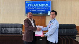 Prof Yusron Saadi, ST., M.Sc., Ph.D saat menyerahkan berkas persyaratan sebagai bakal calon Rektor Universitas Mataram (Unram) untuk periode 2026–2030 kepada pihak panitia.