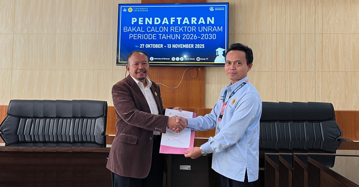 Prof Yusron Saadi, ST., M.Sc., Ph.D saat menyerahkan berkas persyaratan sebagai bakal calon Rektor Universitas Mataram (Unram) untuk periode 2026–2030 kepada pihak panitia.