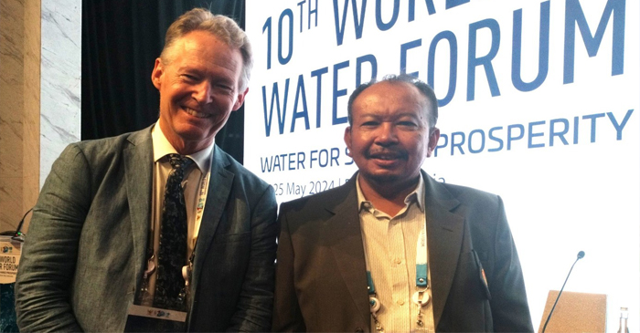 Prof Yusron Saadi, S.T., M.Sc., Ph.D., (kanan) bersama Mr. Alan AtKisson Executive Secretary sekaligus Chief Executive Officer (CEO) The Global Water Partnership (kiri) saat mengikuti 10th World Water Forum di Bali International Convention Center tanggal 18-25 Mei 2024.