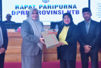 Wagub NTB, Hj Indah Dhamayanti Putri (dua dari kiri) saat menyerahkan dokumen penyusunan APBD Tahun Anggaran 2026 kepada Ketua DPRD NTB, Hj. Baiq Isvie Rupaeda.