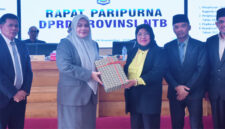 Wagub NTB, Hj Indah Dhamayanti Putri (dua dari kiri) saat menyerahkan dokumen penyusunan APBD Tahun Anggaran 2026 kepada Ketua DPRD NTB, Hj. Baiq Isvie Rupaeda.