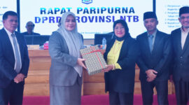 Wagub NTB, Hj Indah Dhamayanti Putri (dua dari kiri) saat menyerahkan dokumen penyusunan APBD Tahun Anggaran 2026 kepada Ketua DPRD NTB, Hj. Baiq Isvie Rupaeda.