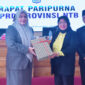 Wagub NTB, Hj Indah Dhamayanti Putri (dua dari kiri) saat menyerahkan dokumen penyusunan APBD Tahun Anggaran 2026 kepada Ketua DPRD NTB, Hj. Baiq Isvie Rupaeda.