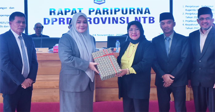 Wagub NTB, Hj Indah Dhamayanti Putri (dua dari kiri) saat menyerahkan dokumen penyusunan APBD Tahun Anggaran 2026 kepada Ketua DPRD NTB, Hj. Baiq Isvie Rupaeda.