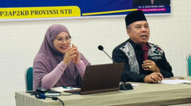 Kepala DP3AP2KB Provinsi NTB, H Surya Bahari, M.M.Pd (kanan), selaku Sekretaris Pokja Pengarusutamaan Gender (PUG).