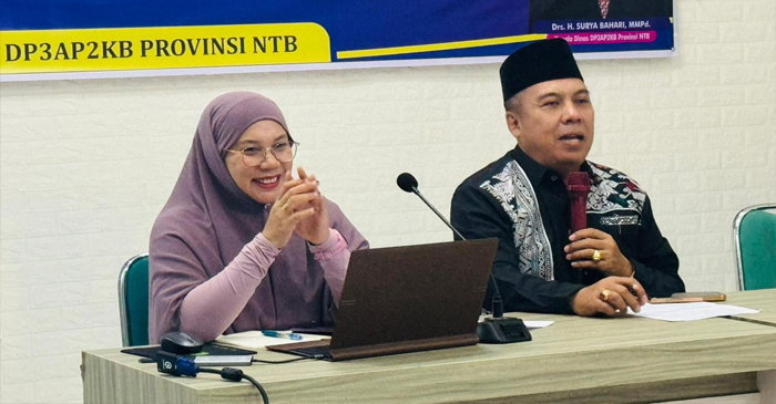 Kepala DP3AP2KB Provinsi NTB, H Surya Bahari, M.M.Pd (kanan), selaku Sekretaris Pokja Pengarusutamaan Gender (PUG).