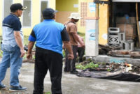 Wabup Lotim, HM Edwin Hadiwijaya saat memimpin langsung kegiatan kerja bhakti bersih-bersih aset Pemda, di lokasi  pasar kuliner Kelayu Selatan, Jumat (14/11/2025). 