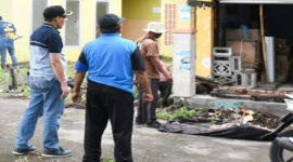 Wabup Lotim, HM Edwin Hadiwijaya saat memimpin langsung kegiatan kerja bhakti bersih-bersih aset Pemda, di lokasi  pasar kuliner Kelayu Selatan, Jumat (14/11/2025). 