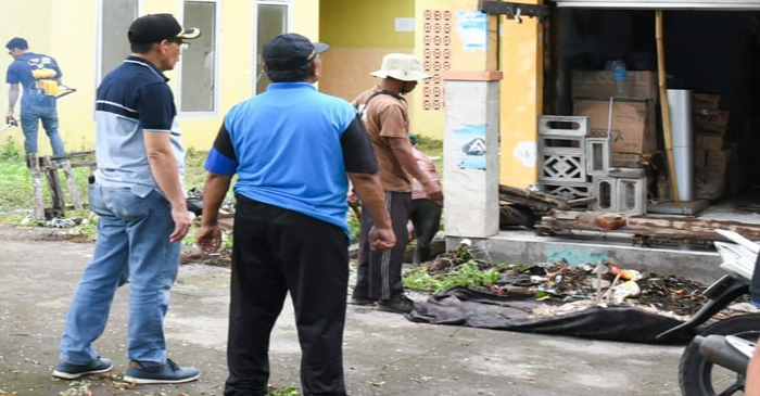 Wabup Lotim, HM Edwin Hadiwijaya saat memimpin langsung kegiatan kerja bhakti bersih-bersih aset Pemda, di lokasi  pasar kuliner Kelayu Selatan, Jumat (14/11/2025). 