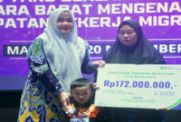 Wagub NTB, Hj Indah Dhamayanti Putri saat menyerahkan santunan jaminan kematian kepada salah seorang ahli waris Pekerja Migran Indonesia (PMI) NTB.