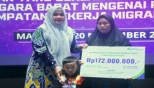 Wagub NTB, Hj Indah Dhamayanti Putri saat menyerahkan santunan jaminan kematian kepada salah seorang ahli waris Pekerja Migran Indonesia (PMI) NTB.