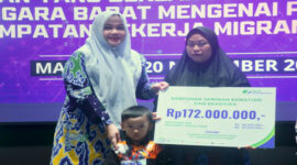 Wagub NTB, Hj Indah Dhamayanti Putri saat menyerahkan santunan jaminan kematian kepada salah seorang ahli waris Pekerja Migran Indonesia (PMI) NTB.