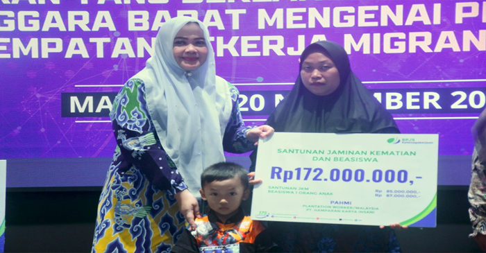 Wagub NTB, Hj Indah Dhamayanti Putri saat menyerahkan santunan jaminan kematian kepada salah seorang ahli waris Pekerja Migran Indonesia (PMI) NTB.