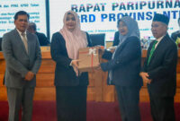 Wagub NTB, Hj Indah Dhamayanti Putri (dua dari kiri) saat menyerahkan Rancangan KUA dan PPAS APBD Tahun Anggaran 2026 kepada Ketua DPRD NTB, Hj Baiq Isvie Rupaeda, di sela-sela Rapat Paripurna DPRD NTB, di Ruang Rapat Utama Kantor Gubernur NTB, Jumat (7/11/2025).