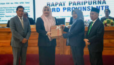 Wagub NTB, Hj Indah Dhamayanti Putri (dua dari kiri) saat menyerahkan Rancangan KUA dan PPAS APBD Tahun Anggaran 2026 kepada Ketua DPRD NTB, Hj Baiq Isvie Rupaeda, di sela-sela Rapat Paripurna DPRD NTB, di Ruang Rapat Utama Kantor Gubernur NTB, Jumat (7/11/2025).