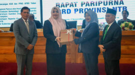 Wagub NTB, Hj Indah Dhamayanti Putri (dua dari kiri) saat menyerahkan Rancangan KUA dan PPAS APBD Tahun Anggaran 2026 kepada Ketua DPRD NTB, Hj Baiq Isvie Rupaeda, di sela-sela Rapat Paripurna DPRD NTB, di Ruang Rapat Utama Kantor Gubernur NTB, Jumat (7/11/2025).