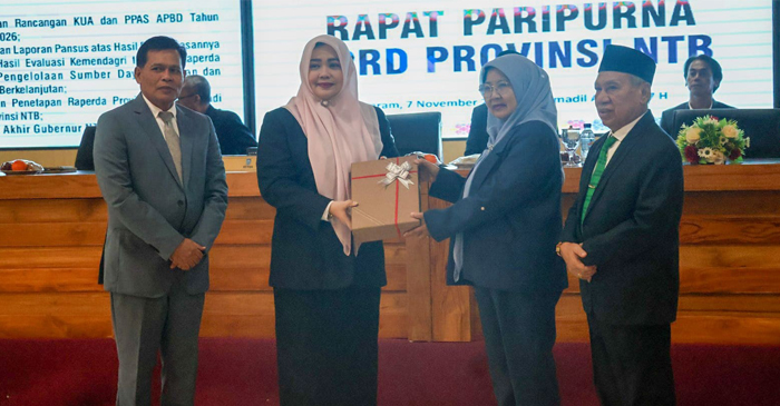 Wagub NTB, Hj Indah Dhamayanti Putri (dua dari kiri) saat menyerahkan Rancangan KUA dan PPAS APBD Tahun Anggaran 2026 kepada Ketua DPRD NTB, Hj Baiq Isvie Rupaeda, di sela-sela Rapat Paripurna DPRD NTB, di Ruang Rapat Utama Kantor Gubernur NTB, Jumat (7/11/2025).