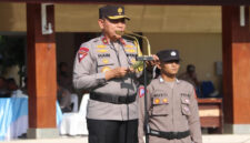 Wakapolda NTB, Brigjen Pol Hari Nugroho, S.I.K saat memimpin langsung Apel Gelar Pasukan Operasi Zebra Rinjani 2025, di Lapangan Bhara Daksa Polda NTB, Senin pagi (17/11/2025).