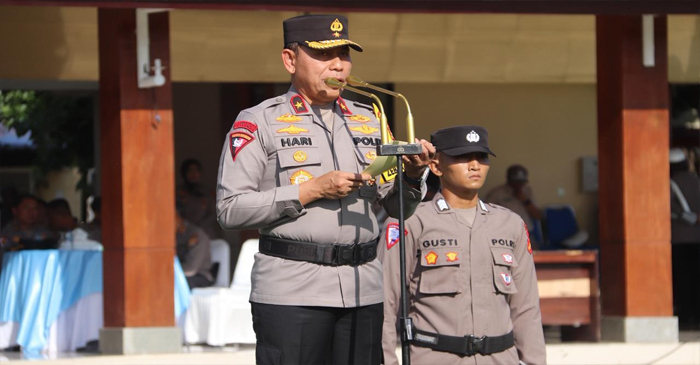 Wakapolda NTB, Brigjen Pol Hari Nugroho, S.I.K saat memimpin langsung Apel Gelar Pasukan Operasi Zebra Rinjani 2025, di Lapangan Bhara Daksa Polda NTB, Senin pagi (17/11/2025).