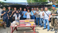Satgas BKC Ilegal Provinsi NTB pose bersama usai berhasil menggagalkan peredaran rokok illegal, di wilayah Kabupaten Sumbawa Barat (KSB).