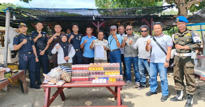 Satgas BKC Ilegal Provinsi NTB pose bersama usai berhasil menggagalkan peredaran rokok illegal, di wilayah Kabupaten Sumbawa Barat (KSB).