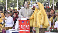 Gubernur NTB, Lalu Muhamad Iqbal didampingi Wagub NTB, Hj Indah Dhamayanti Putri saat syukuran HUT NTB ke-67 di halaman Kampus IPDN NTB, Puyung–Praya, Kabupaten Lombok Tengah, Rabu (17/12/2025). 