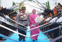 Suasana prosesi Pedang Pora Warnai Pelepasan Irjen Pol Hadi Gunawan dari Polda NTB.