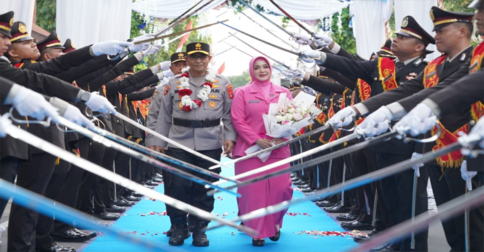 Suasana prosesi Pedang Pora Warnai Pelepasan Irjen Pol Hadi Gunawan dari Polda NTB.