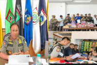 Kasat Pol PP NTB, Dr. H. Fathul Gani, M.Si (foto kiri), Tim Satgas BKC Ilegal NTB saat melaksanakan operasi pemberantasan rokok ilegal di wilayah Kabupaten dan Kota Bima (foto kanan).