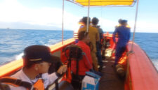 Tim SAR gabungan sampai hari ini, Selasa (2/12/2025) masih mencari korban loncat dari Kapal Ferry jurusan Poto Tano Sumbawa - Kayangan Lombok Timur.