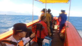 Tim SAR gabungan sampai hari ini, Selasa (2/12/2025) masih mencari korban loncat dari Kapal Ferry jurusan Poto Tano Sumbawa - Kayangan Lombok Timur.