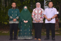 Gubernur NTB, Lalu Muhamad Iqbal (paling kanan) didampingi istri pose bersama Gubernur Sulsel, Andi Sudirman Sulaiman (paling kiri) yang juga didampingi istri.