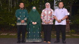 Gubernur NTB, Lalu Muhamad Iqbal (paling kanan) didampingi istri pose bersama Gubernur Sulsel, Andi Sudirman Sulaiman (paling kiri) yang juga didampingi istri.