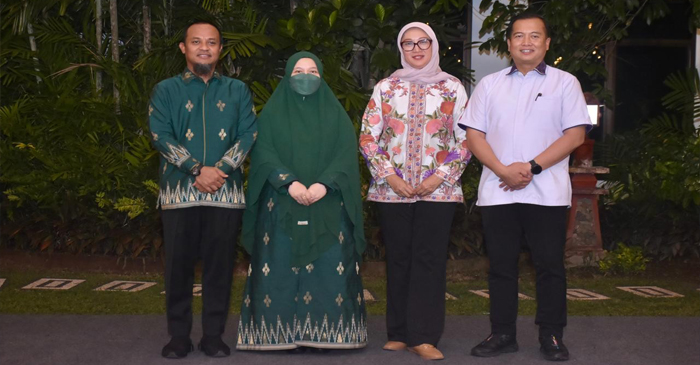 Gubernur NTB, Lalu Muhamad Iqbal (paling kanan) didampingi istri pose bersama Gubernur Sulsel, Andi Sudirman Sulaiman (paling kiri) yang juga didampingi istri.