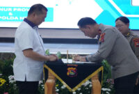 Suasana penandatanganan Berita Acara Hibah Barang oleh Gubernur NTB, Lalu Muhamad Iqbal dengan Wakapolda NTB, Brigjen Pol Hari Nugroho.