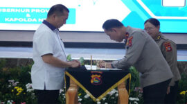 Suasana penandatanganan Berita Acara Hibah Barang oleh Gubernur NTB, Lalu Muhamad Iqbal dengan Wakapolda NTB, Brigjen Pol Hari Nugroho.