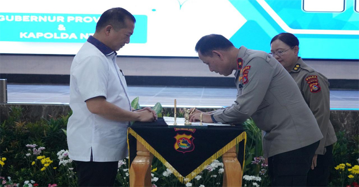 Suasana penandatanganan Berita Acara Hibah Barang oleh Gubernur NTB, Lalu Muhamad Iqbal dengan Wakapolda NTB, Brigjen Pol Hari Nugroho.