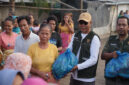 Baznas Lotim saat memberikan bantuan kepada korban banjir dalam daerah seperti yang terjadi di beberapa desa di wilayah Kecamatan Jerowaru.