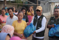 Baznas Lotim saat memberikan bantuan kepada korban banjir dalam daerah seperti yang terjadi di beberapa desa di wilayah Kecamatan Jerowaru.
